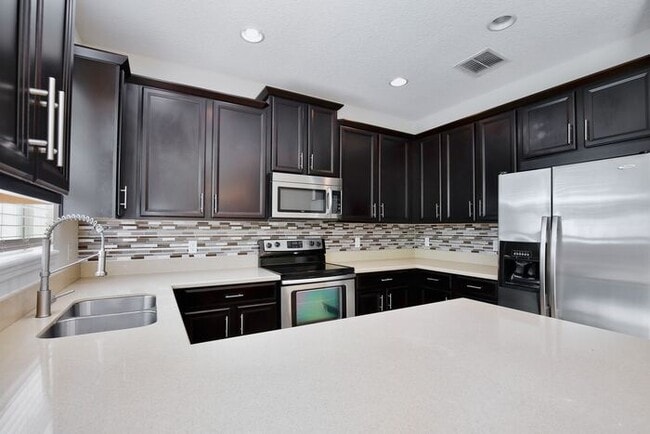 Building Photo - Stylish 3/2.5 Townhome with Open Floor Pla...