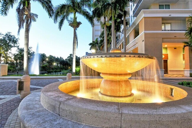 Building Photo - 800 N Tamiami Trl