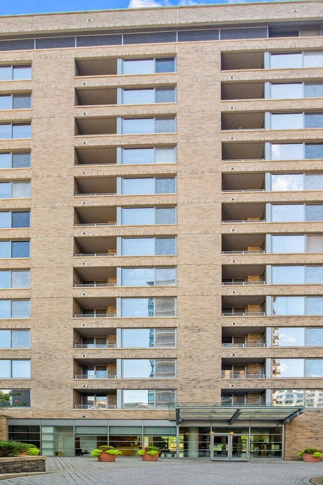 Building Photo - Professionally Managed // 1bedroom 1bathroom// Court House// Parking Included!