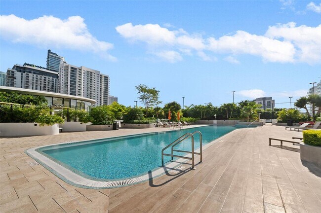 Building Photo - 700 NE 24th St