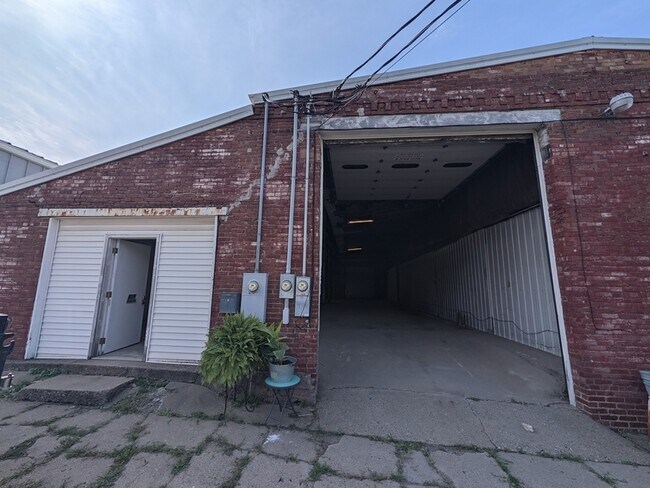 Building Photo - 316 6th Ave E