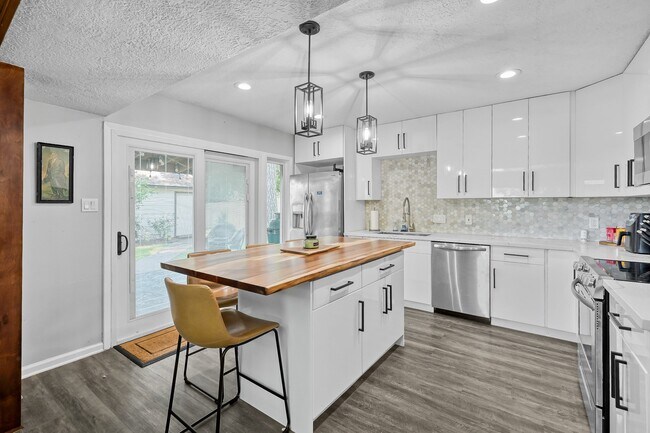 Building Photo - 446 Fantasy Ln