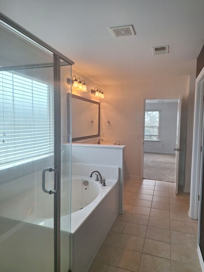 Building Photo - Magnificent Two Story Four Bedroom Home in Northeast Columbia!