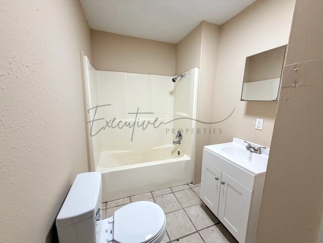 Building Photo - Updated Studio Apartment for $695 – New Ap...