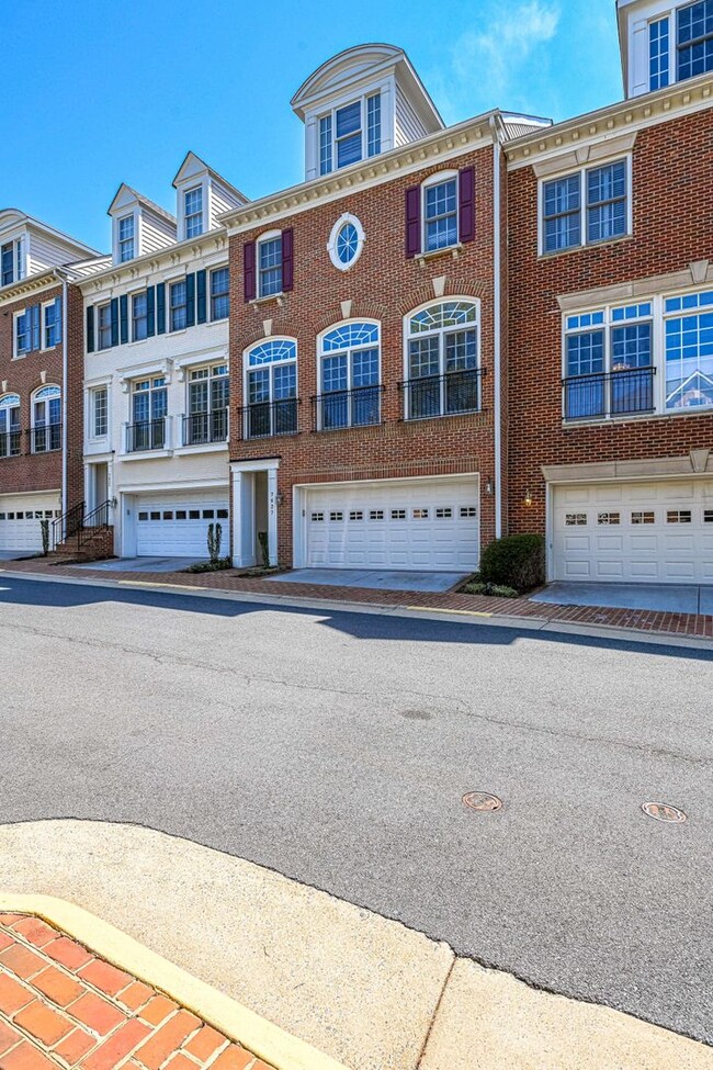 Building Photo - Beautiful 4 Level, 2 Garage, Mclean/Tysons...