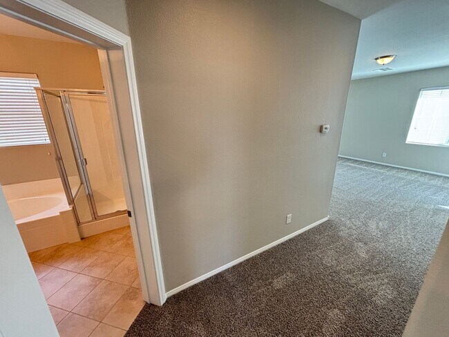 Building Photo - Gorgeous 3Bed/2.5Bath/2Car, 2-Story Home located in Loretta Bay