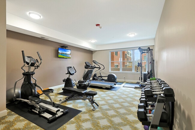 Building Photo - 833 Laurel Ave