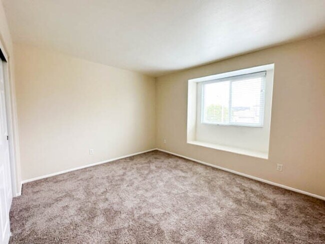 Building Photo - **STUNNING** 8 BEDROOM SOLAR HOME IN GATED...