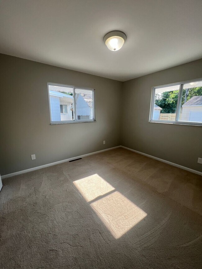 Building Photo - Renovated Spacious 4 Bedroom Home Available for Pre-Lease!