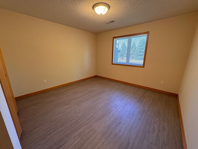 Building Photo - Fully Updated 2 Bed, 1 Bath End-Unit Townhome