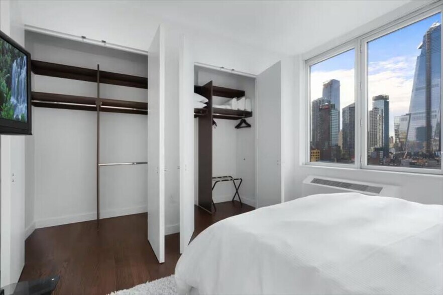 Building Photo - 605 W 42nd St