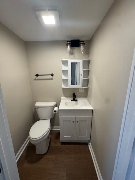 Building Photo - Newly Remodeled 3BR/1.5BA Townhome - Bates Hendricks