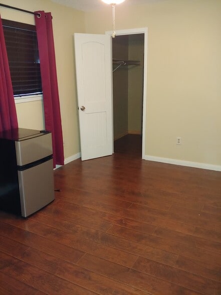 Room can come furnished and non furnished at no additional cost. - 250 Highland Terrace Dr