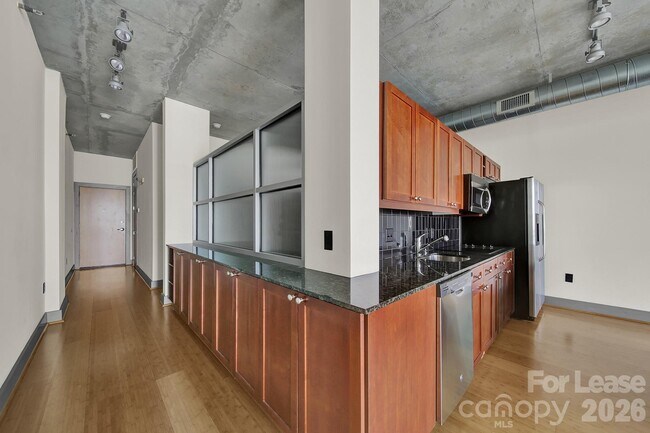 Building Photo - 505 E 6th St