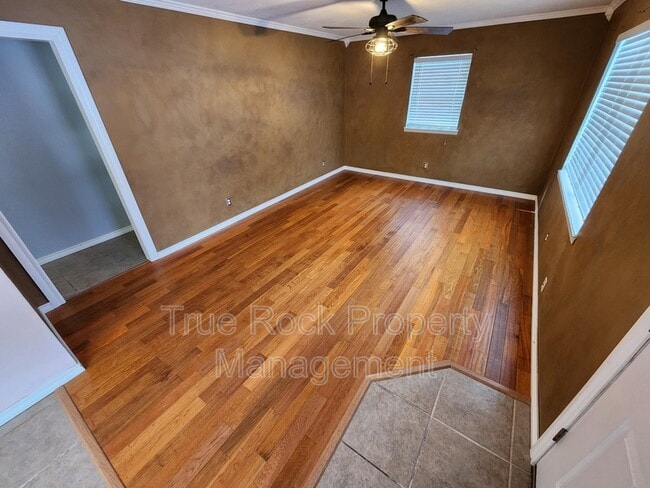 Building Photo - 729 E 22nd St