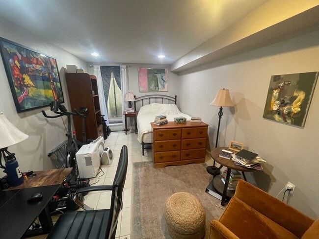 Building Photo - 121 G St