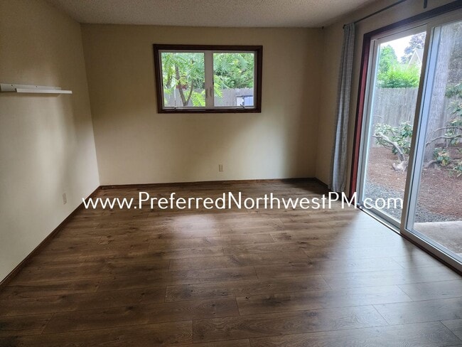 Building Photo - Beautiful 3 Bedroom Home off Garden Way