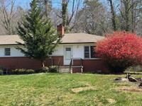Building Photo - East AVL Spacious Apartment Ready for Occu...
