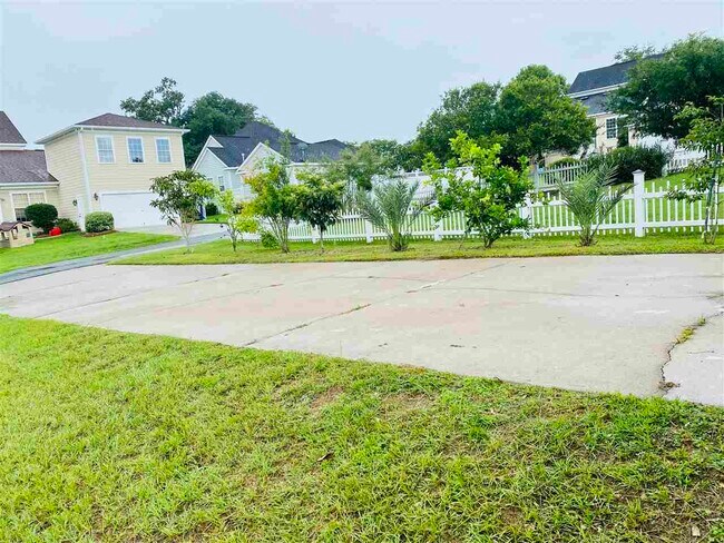 Building Photo - 2111 Fernleigh Dr