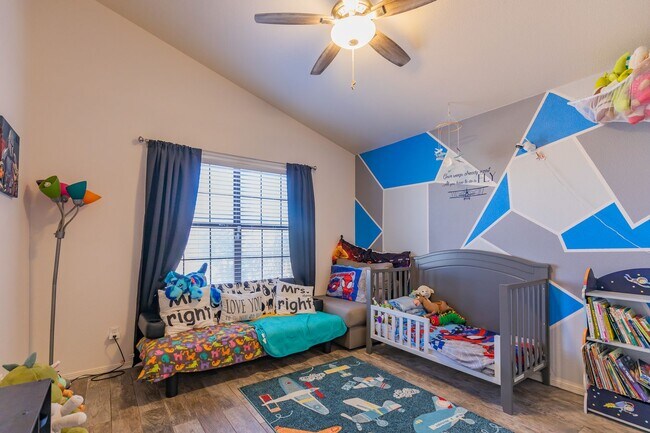 Building Photo - Beautiful Home in the Golf Course Area