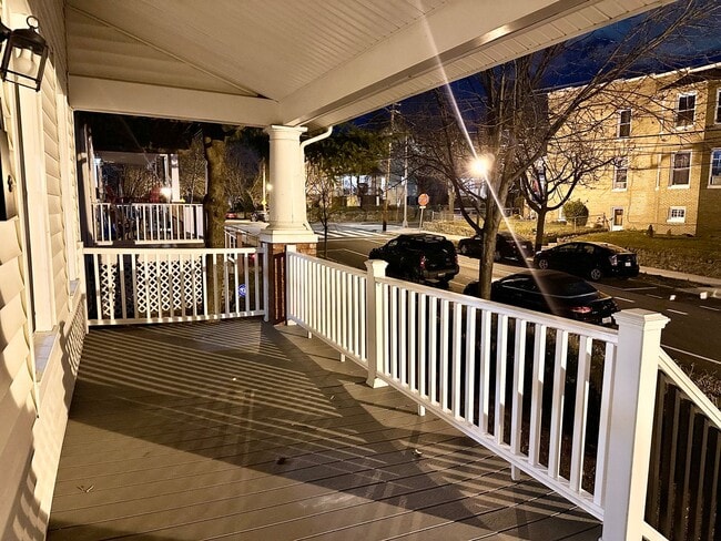 Building Photo - Detached 4 bed 3 bath. Pets Welcome!