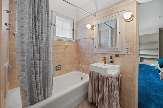 Building Photo - 2835 N Lake Dr