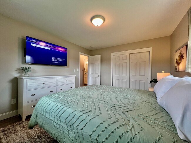 Building Photo - Newly remodeled, furnished home Trenton, Ohio