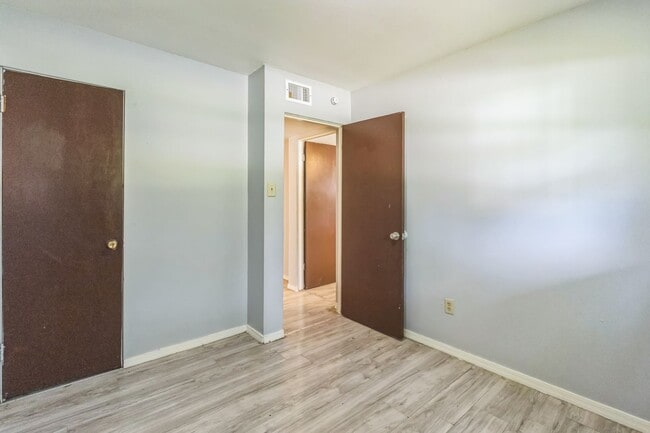 Building Photo - LIMITED TIME**NO APPLICATION FEE**1/2 OFF DEPOSIT**