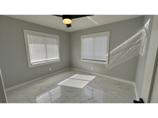 Building Photo - 2 bedroom 2 Bath Newly Upgraded! Available...