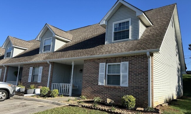 Building Photo - 2026 Silverbrook Dr