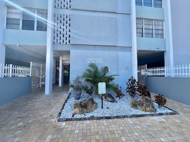 Building Photo - 2016 Bay Dr