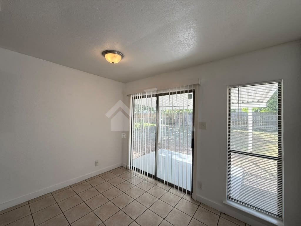 Building Photo - 827 Blue Astor Dr