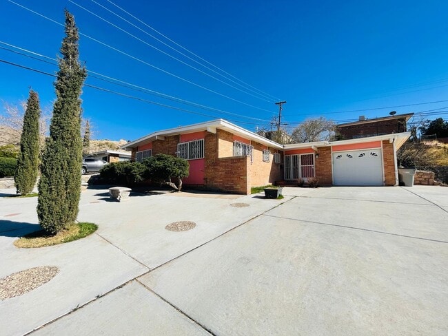 Building Photo - Westside 3 Bedroom 1.75 Bath
