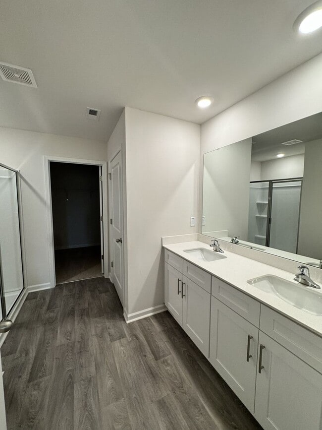 Building Photo - ***** $200 OFF FIRST MONTH RENT *****