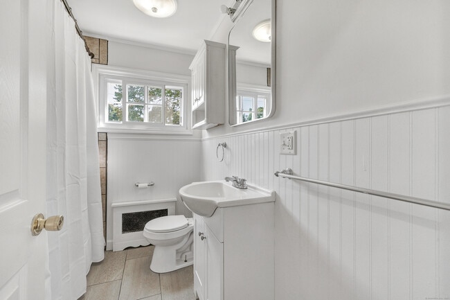 Building Photo - 19 Sunset Dr