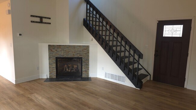Building Photo - Tri-level home near Ft. Carson!!!