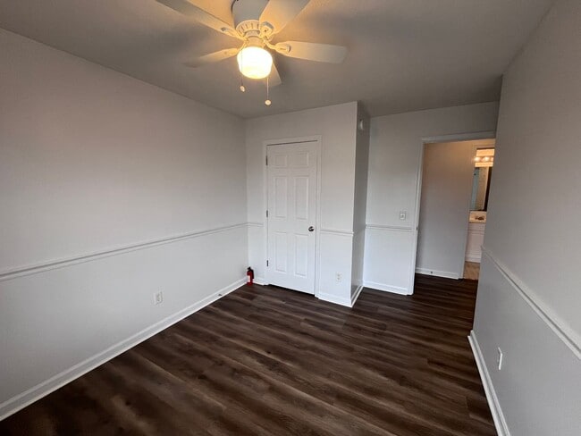 Building Photo - Freshly Painted and New Flooring!