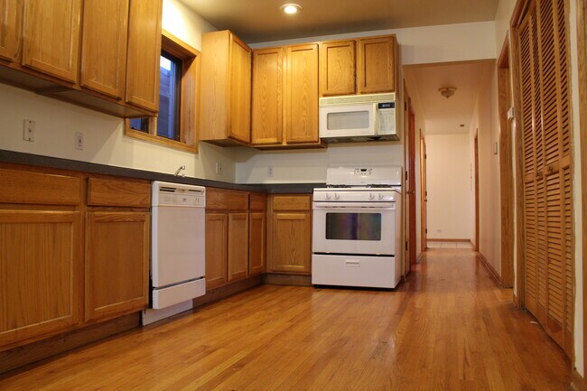 Building Photo - 2451 W Taylor St