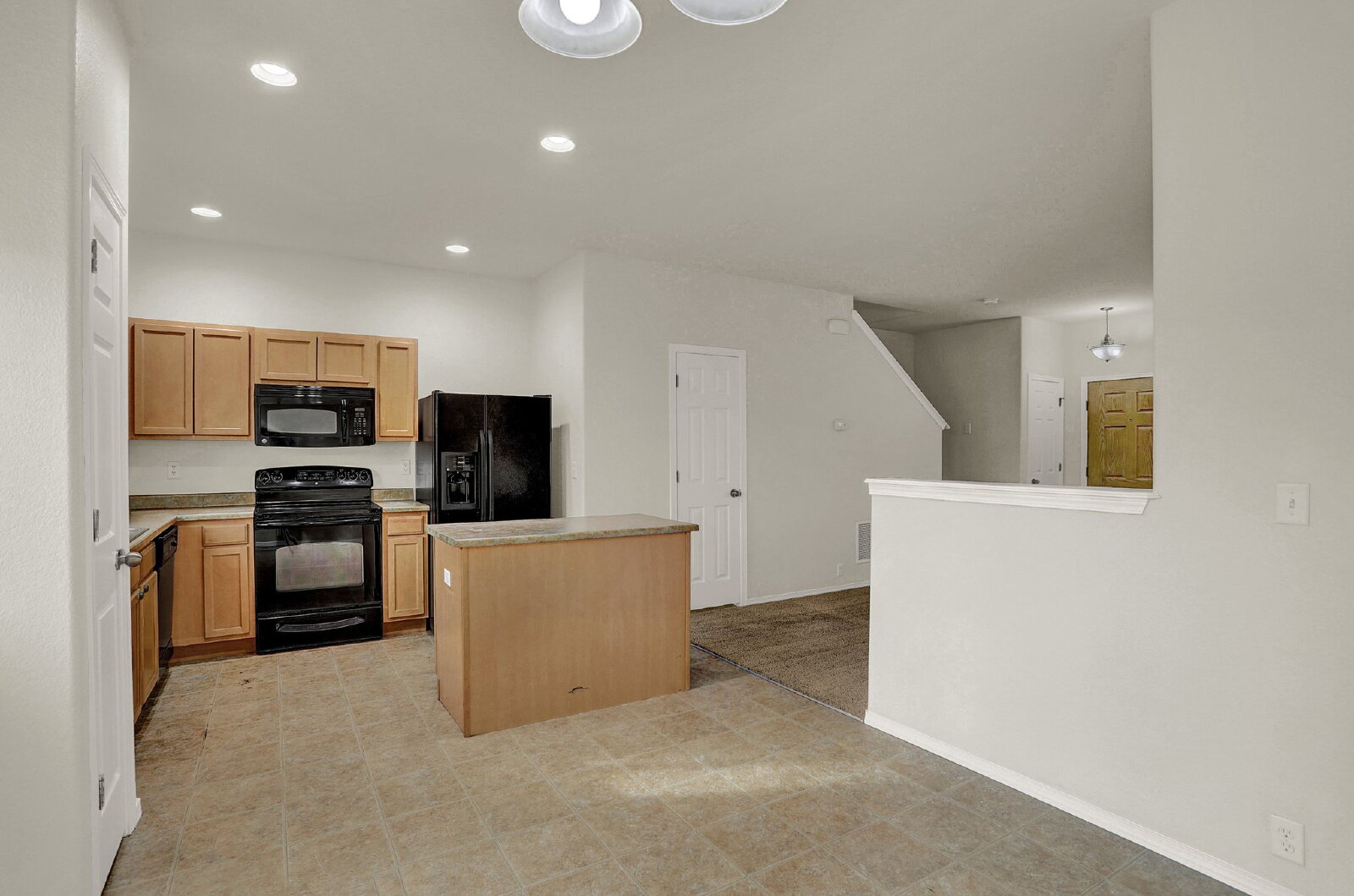 Building Photo - Updated 2-Bed Townhome Just Minutes from F...