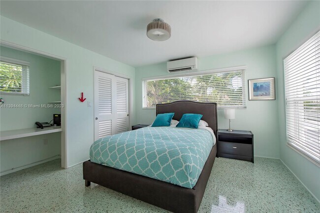 Building Photo - 3327 NE 15th Ct