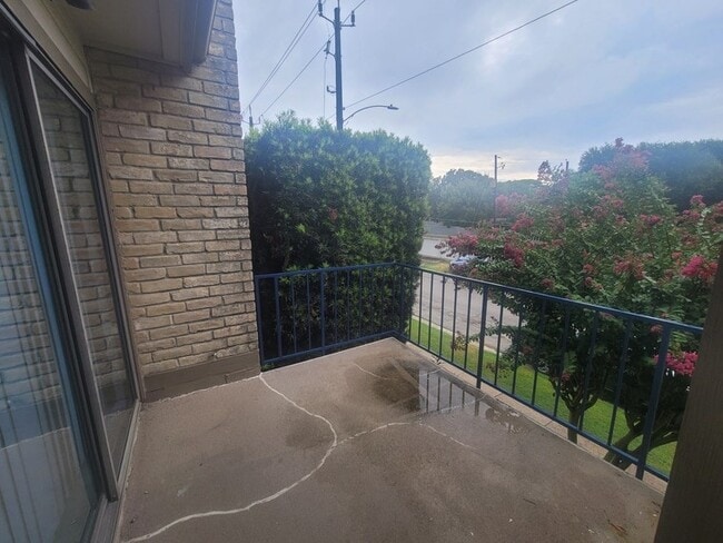 Building Photo - 7076 N Holiday Dr