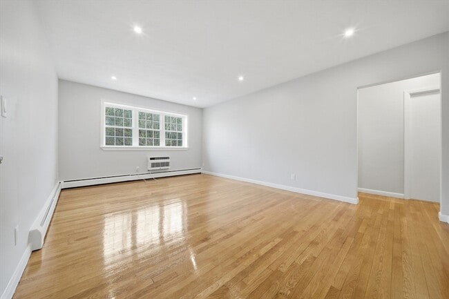 Building Photo - 11 Schubert St