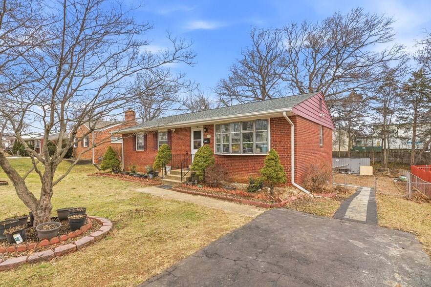 Building Photo - 7109 Layton Dr