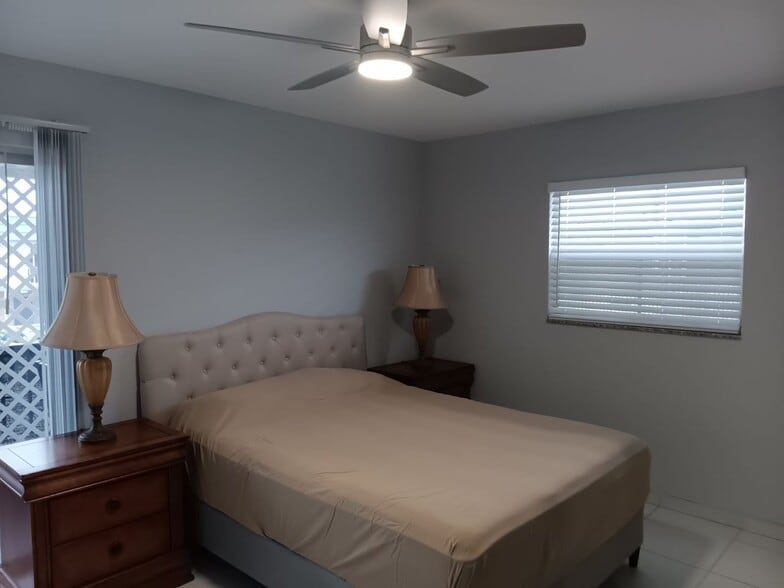 Building Photo - 619 Saxony M