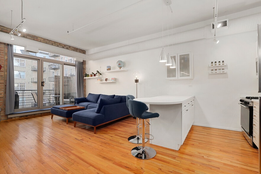 Open concept living with attached spacious balcony - 417 S Jefferson St