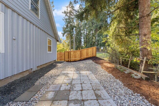 Building Photo - *MOVE IN SPECIAL!* Updated 3 bedroom duplex