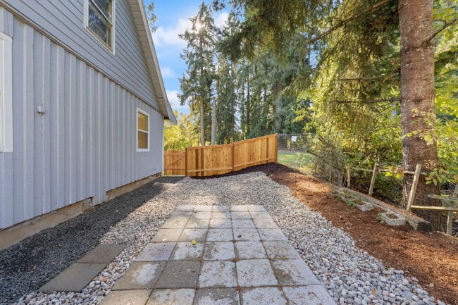 Building Photo - Updated 3 bedroom duplex