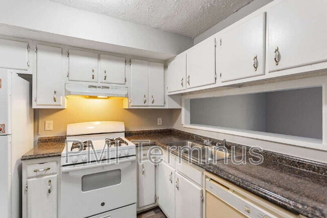 Building Photo - 5005 Hawthorne Ct