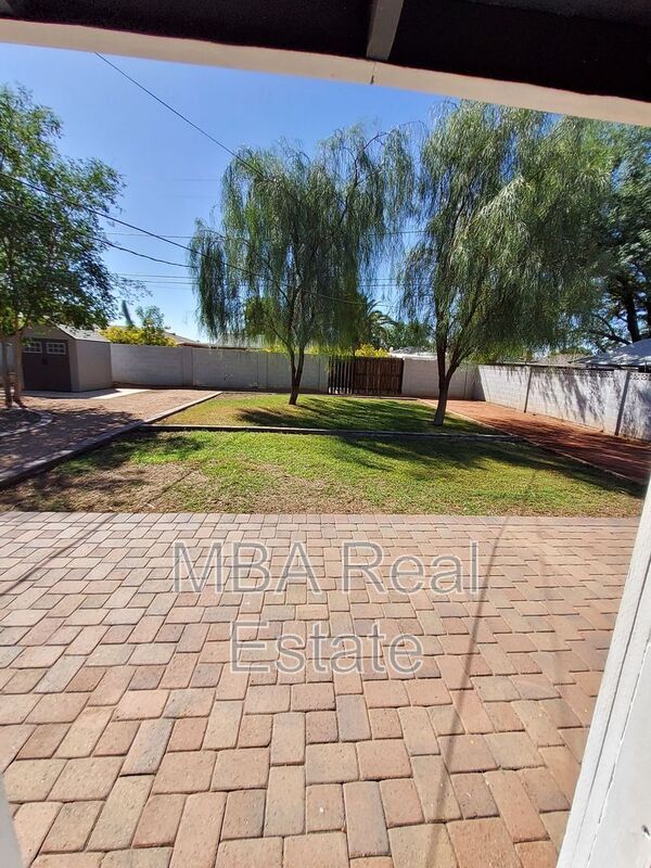 Building Photo - 2225 E Glenrosa Ave