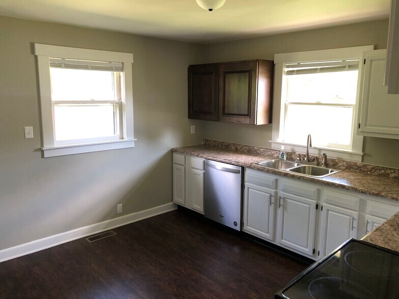 Building Photo - 411 N Vine St